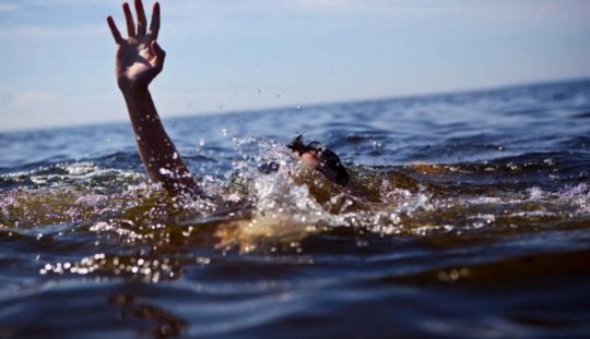  Cum sa ramai la suprafata apei in caz de inec